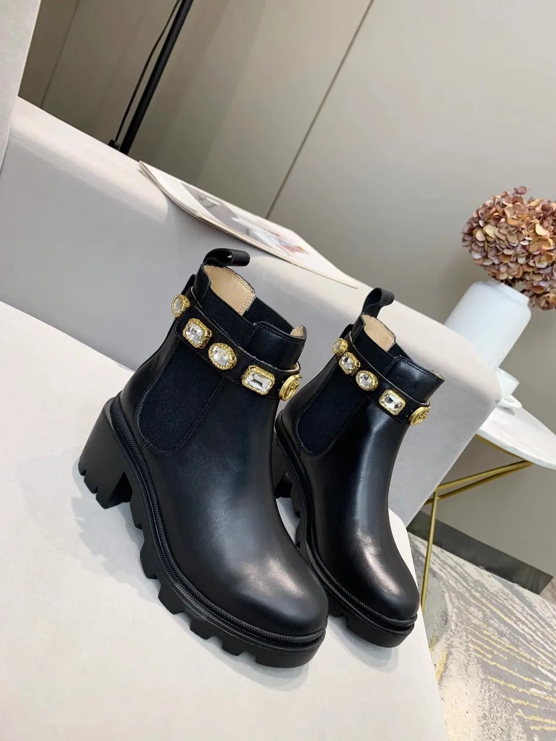 👟👟Ex-factory price 520👟👟 Cowhide new version of Gucci GUCCI hot sale✅ 6-inch ankle boots 🎉Separate edge bead layout and cowhide layout Very easy to match 👍Elastic trim on both sides makes it easy to put on and take off. It has removable brilliant crystal diamonds💎. The engraved trim wraps the crystal, which is particularly retro British style. The front is decorated with LOGO double G accessories. ✅ Heel height: 6cm Fabric: Imported cowhide 🐂 Inner lining/foot pads: upgraded cowhide 🐂 Color: black Code number: 34-40. 34 and 41 42 need to be customized Packaging: Comes with card and cloth bag.